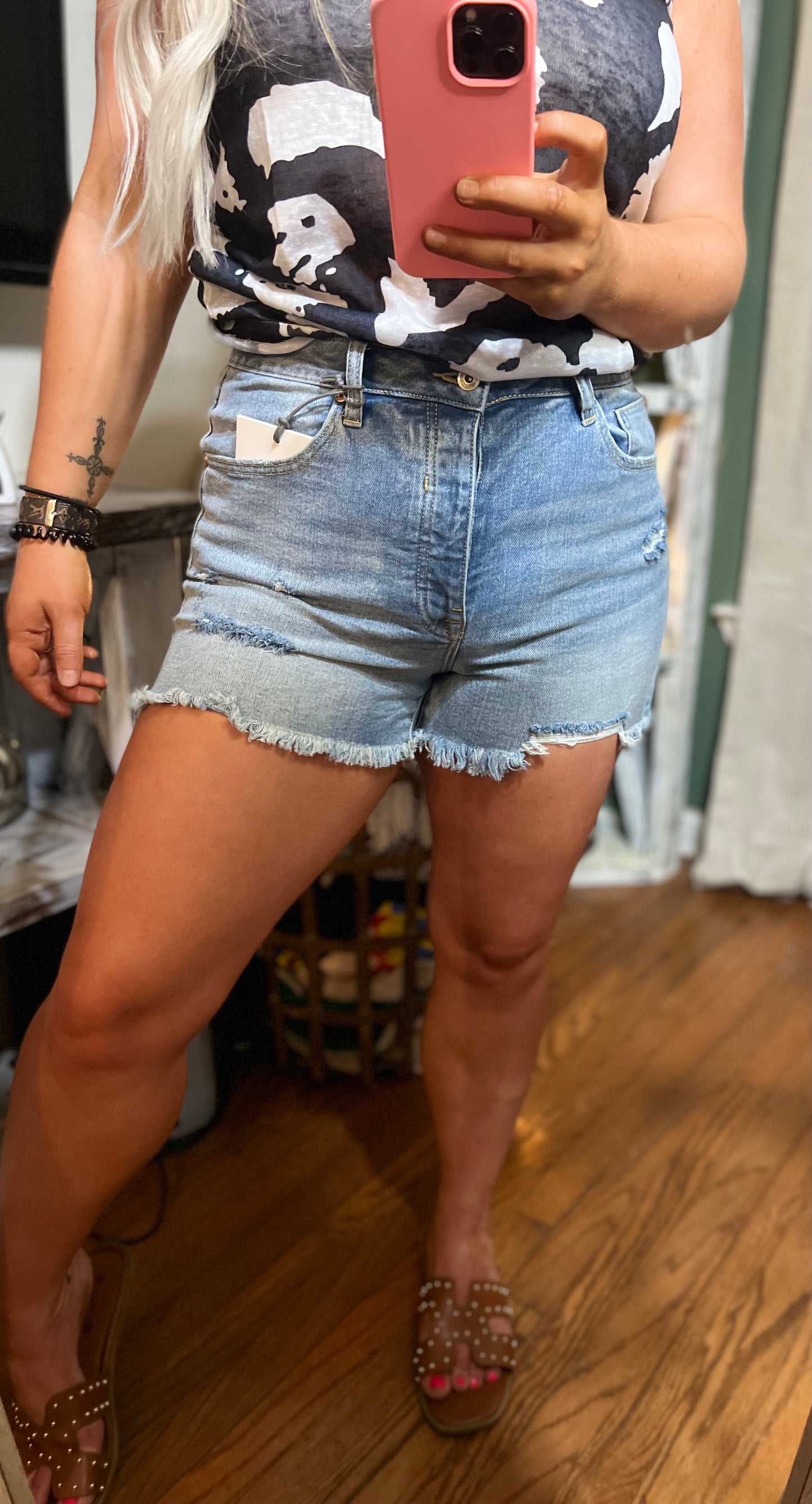 HIGH RISE SHORTS WITH DESTROY